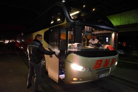 Teama de coronavirus: Primul autocar cu elevi întorşi din Italia a intrat în ţară prin Vama Borş (FOTO / VIDEO)