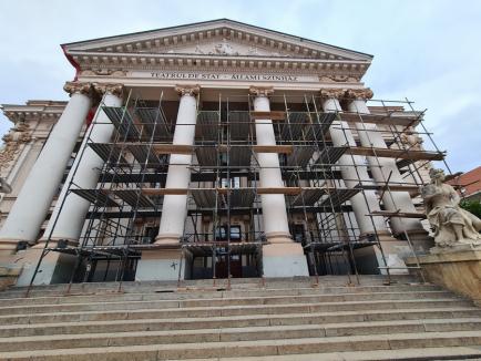 Piaţa şantierelor: De ce au apărut schelele pe clădirea Teatrului Regina Maria din Oradea (FOTO)