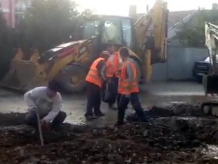 „Doreii” în acţiune: În Nufărul, muncitorii au făcut „arteziană” dintr-o conductă de apă rece (FOTO / VIDEO)