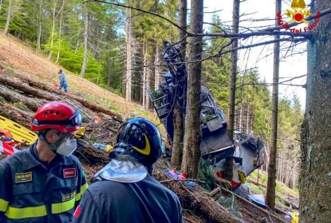 Trei persoane arestate în Italia, în cazul tragicului accident de telecabină. Băieţelul care a supravieţuit ar fi fost salvat de îmbrăţişarea tatălui