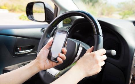 Folosirea telefonului mobil la volan poate atrage suspendarea permisului