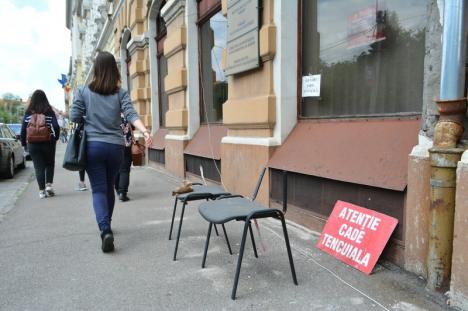 Alarma cu scaunul: Cum au decis niște şefuţi din Oradea să protejeze trecătorii de o clădire care stă să se prăbușească (FOTO)
