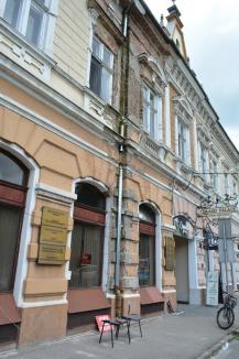 Alarma cu scaunul: Cum au decis niște şefuţi din Oradea să protejeze trecătorii de o clădire care stă să se prăbușească (FOTO)