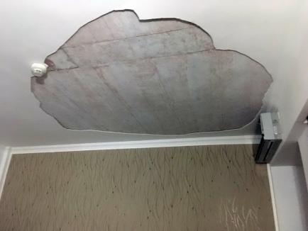 S-a prăbușit! Turistă rănită în Băile Felix, după ce a căzut peste ea tencuiala tavanului din camera de hotel (FOTO)