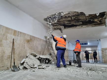 Tencuială din tavan, prăbușită în pasajul de lângă Gara Oradea! (FOTO / VIDEO)