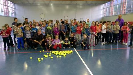 Primii paşi în tenis, la Nucet: peste 50 de copii la primele lecţii