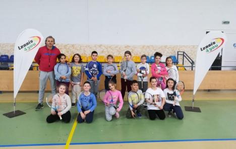 250 de copii din Sântandrei, iniţiaţi în tenis