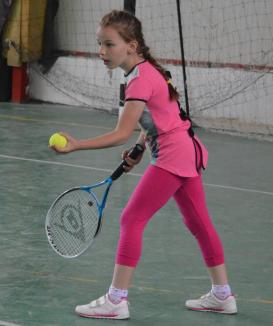 Copiii din Şuncuiuş şi Vadu Crişului s-au întrecut la tenis de câmp