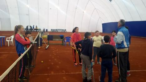 Tenismenii din Şuncuiuş şi Vadu Crişului se antrenează la balonul de la Universitate