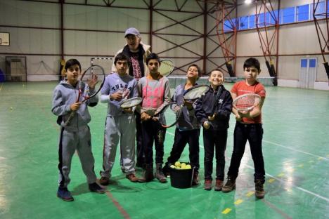 Copiii romi din Vadu Crişului învaţă tenis (FOTO)