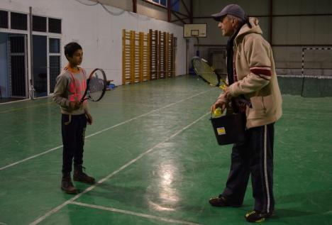 Copiii romi din Vadu Crişului învaţă tenis (FOTO)