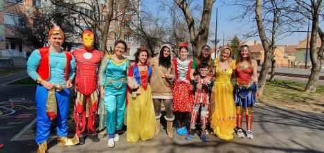Surpriză pentru micuţii pacienţi: Terapeuţii Fundaţiei Mihai Neşu au devenit supereroi şi prinţese (FOTO)