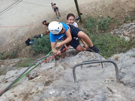 Vindecare pe munte: În Bihor, copiii „speciali” își pot trata afecțiunile cu... via ferrata și rafting (FOTO)