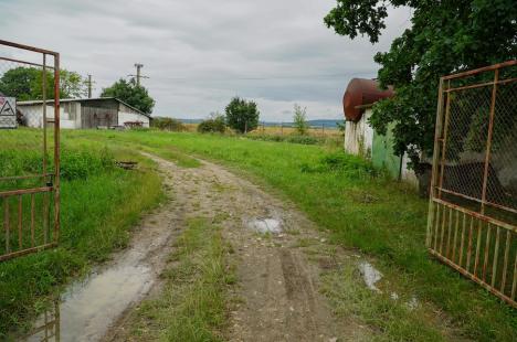 Cruciadă pentru pământ: Parohia Ortodoxă Căpâlna ţine cu dinţii de un teren care nu i-a aparţinut niciodată (FOTO)