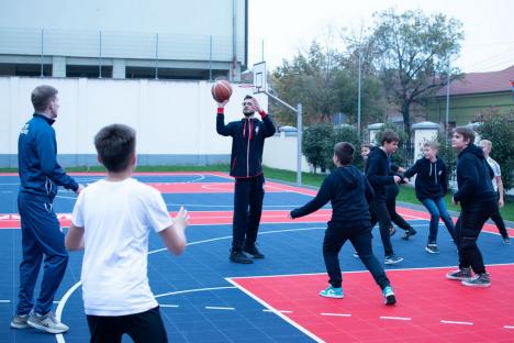 Împreună au reușit! Cu ajutorul CSM, Școala „Oltea Doamna” din Oradea are un teren de sport reabilitat (FOTO)