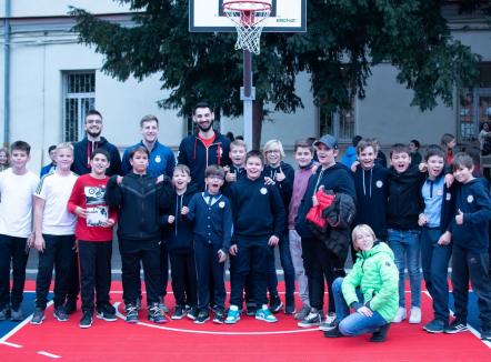 Împreună au reușit! Cu ajutorul CSM, Școala „Oltea Doamna” din Oradea are un teren de sport reabilitat (FOTO)