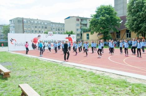 Holcim predă ştafeta: Fabrica de ciment a amenajat un teren de sport pentru elevii de la Liceul Constantin Şerban Aleşd