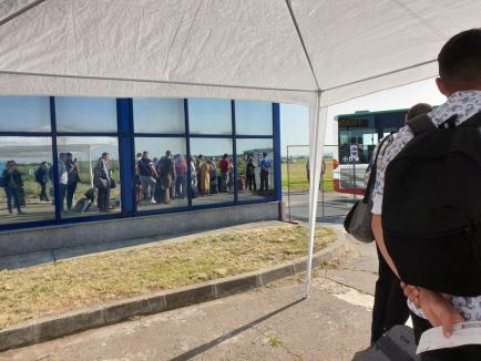 'Ne cerem scuze!': Pasagerii care zboară de pe Aeroportul din Oradea, înghesuiţi în containere (FOTO)