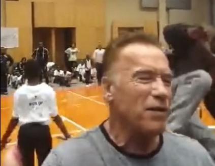 Arnold Schwarzenegger, atacat în timpul unui eveniment. Un bărbat l-a lovit cu picioarele în spate (VIDEO)