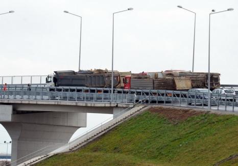 Proba cu camioane grele la pasarela din zona Metro: lucrarea e gata să fie dată în folosinţă (FOTO)
