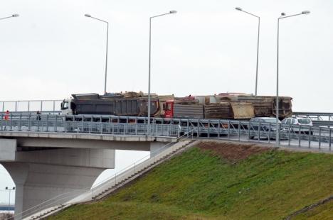 Proba cu camioane grele la pasarela din zona Metro: lucrarea e gata să fie dată în folosinţă (FOTO)