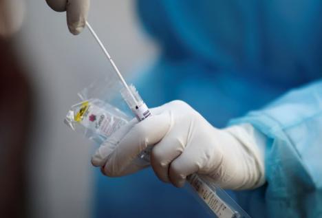 Funcţionara Casei de Pensii Beiuş confirmată cu coronavirus a băgat 4 persoane în spital şi 35 în izolare