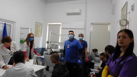 Medicii s-au dus în Penitenciarul Oradea să-i testeze pe deținuți pentru hepatitele virale B și C (FOTO)