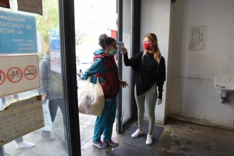 Măsuri anti-coronavirus, în Oradea: Comercianţii şi cumpărătorii sunt testaţi cu termometrul la intrarea în pieţe (FOTO)