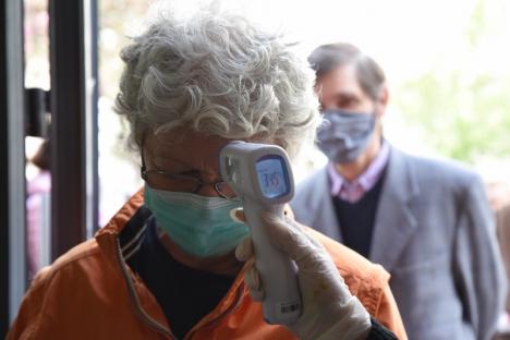 Măsuri anti-coronavirus, în Oradea: Comercianţii şi cumpărătorii sunt testaţi cu termometrul la intrarea în pieţe (FOTO)