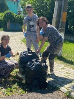 Şi educaţie, şi curăţenie: Voluntarii Centrului de Tineret „The Spot” au ţinut lecţii de ecologie în alte două sate din Bihor (FOTO)