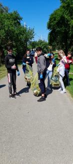Şi educaţie, şi curăţenie: Voluntarii Centrului de Tineret „The Spot” au ţinut lecţii de ecologie în alte două sate din Bihor (FOTO)