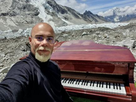 De Cartea Recordurilor: Pianistul din Oradea Thurzó Zoltán a concertat pe Everest, la 5.325 de metri înălțime