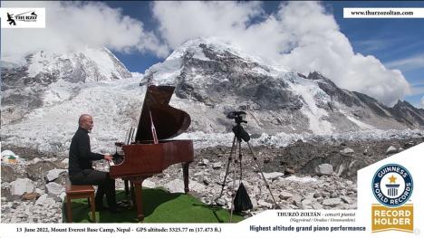VIDEO: Momentul în care un pianist din Oradea a cântat Imnul României pe Muntele Everest