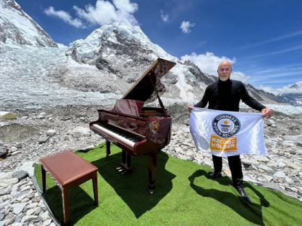 Este oficial! Orădeanul Thurzó Zoltán deține recordul pentru concertul de pian de la cea mai mare înălțime