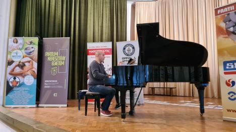 Concertul-maraton al pianistului orădean Thurzó Zoltán continuă: Până acum a cântat 48 de ore şi a dormit doar 75 de minute! (FOTO / VIDEO)