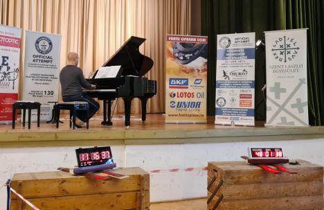 Concertul-maraton al pianistului orădean Thurzó Zoltán continuă: Până acum a cântat 48 de ore şi a dormit doar 75 de minute! (FOTO / VIDEO)