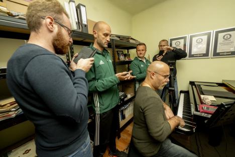 Un artist din Oradea a doborât al patrulea record mondial! Thurzó a devenit cel mai rapid pianist din lume (FOTO/VIDEO)