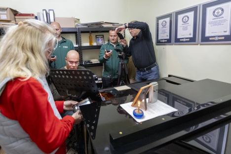 Un artist din Oradea a doborât al patrulea record mondial! Thurzó a devenit cel mai rapid pianist din lume (FOTO/VIDEO)