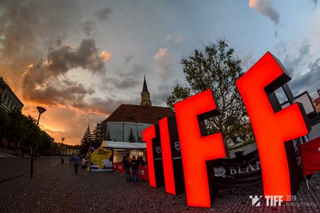 'Dineu cu vecinii de sus' la Oradea şi Salonta: Filmul din deschiderea TIFF, proiectat în 19 oraşe din ţară (FOTO)