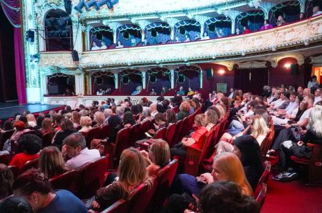 Cinefilii s-au adunat la gala de deschidere a TIFF Oradea: covor roșu, prosecco și un concert cu muzică de film (FOTO)