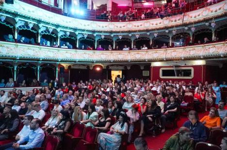 Cinefilii s-au adunat la gala de deschidere a TIFF Oradea: covor roșu, prosecco și un concert cu muzică de film (FOTO)