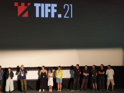 Un tânăr de 22 de ani din Salonta, premiat la TIFF, după ce a făcut un film în orașul natal, cu actori din Oradea (FOTO)