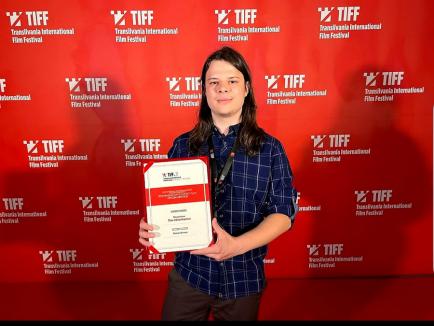 Un tânăr de 22 de ani din Salonta, premiat la TIFF, după ce a făcut un film în orașul natal, cu actori din Oradea (FOTO)
