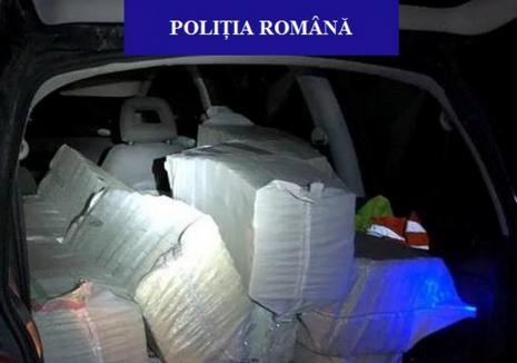 Peste 10.000 de pachete de ţigări de contrabandă, descoperite în maşina unui salontan. Vezi unde l-au oprit poliţiştii (FOTO)