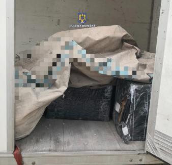 L-au prins cu 9.600 de pachete de țigări de contrabandă, în apropiere de Oradea. Bărbatul a fost reținut (FOTO)
