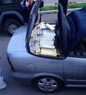 Doi bihoreni au vrut să intre în ţară cu 1.500 de pachete de ţigări ascunse într-o decapotabilă
