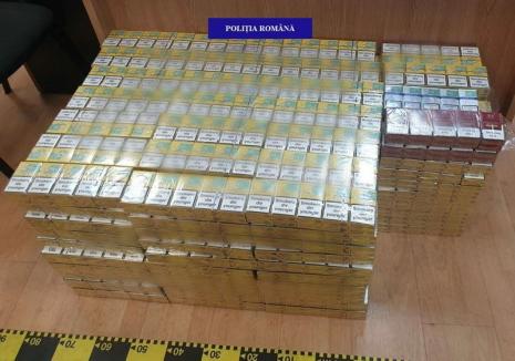 Cutii cu mii de pachete de ţigări de contrabandă, confiscate din maşina unui orădean. Cum l-au pedepsit poliţiştii (FOTO)