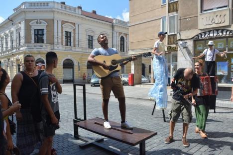 Festivalul KaravanAct: 'Zarvă' pe picioroange în centrul Oradiei (FOTO / VIDEO)