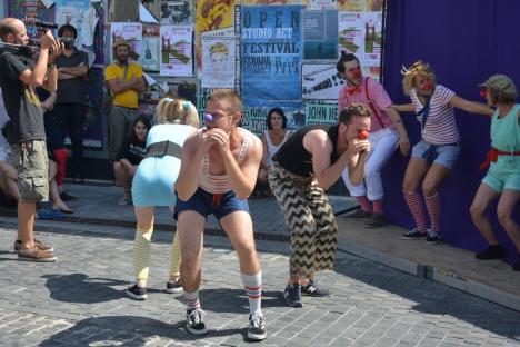Festivalul KaravanAct: 'Zarvă' pe picioroange în centrul Oradiei (FOTO / VIDEO)