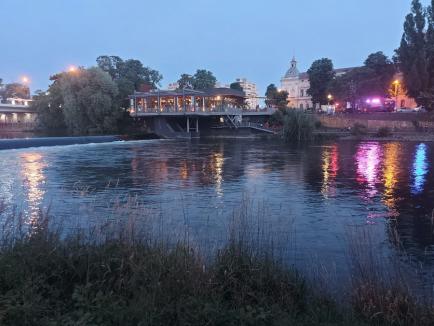 Prinși în vârtej: Doi tineri aflați pe o barcă gonflabilă în Crișul Repede în Oradea au fost salvați de pompieri (FOTO/VIDEO)